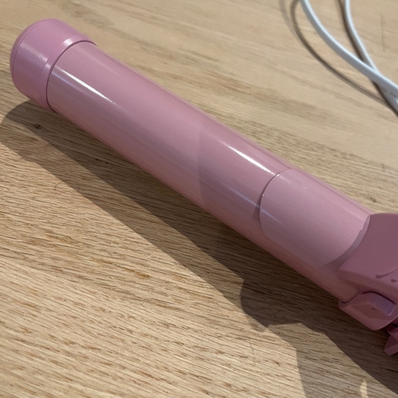 The Beachwaver B1.25 rotating curling iron - Picture 5 of 5